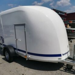 Caja de transporte de poliéster Niewiadów con puerta lateral y rampa de carga.