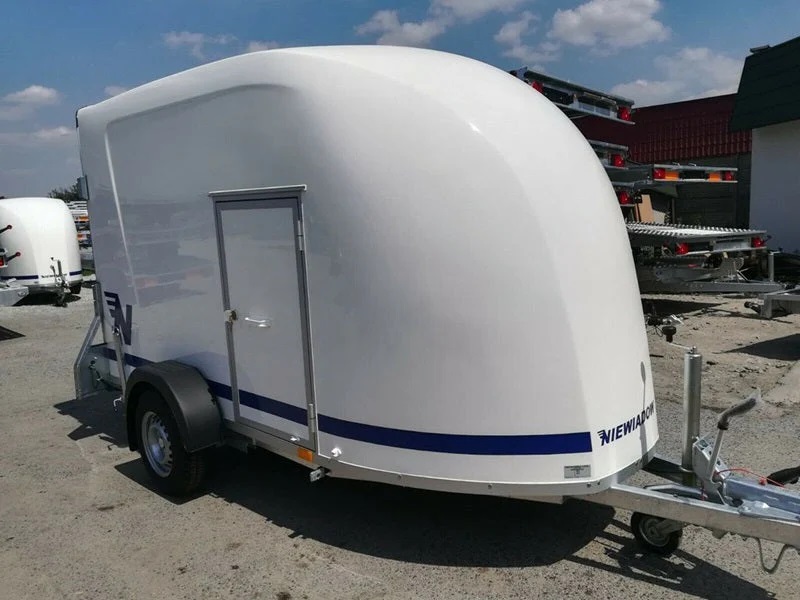 Caja de transporte de poliéster Niewiadów con puerta lateral y rampa de carga.