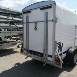 Alternative view of Caja de transporte de poliéster Niewiadów con puerta lateral y rampa de carga.