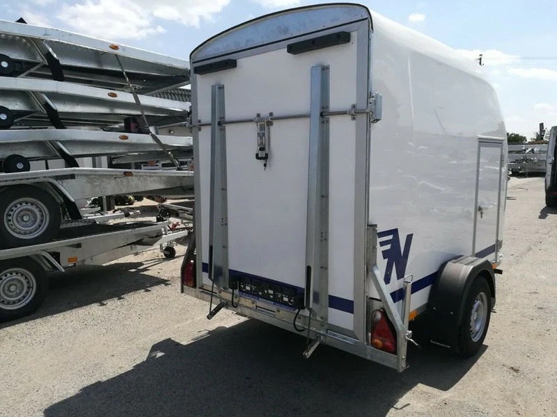 Caja de transporte de poliéster Niewiadów con puerta lateral y rampa de carga. - Imagen 2