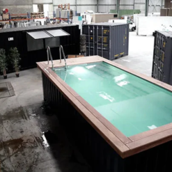 Alternative view of Un contenedor de transporte se ha transformado en una piscina de 6 metros.