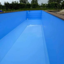 Alternative view of Un contenedor de transporte se ha transformado en una piscina de 12 metros.