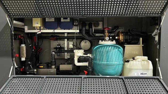 Piscina de polipropileno de 6,5m x 2,5m y dotada de ventanal de 4m de ancho. - Imagen 3