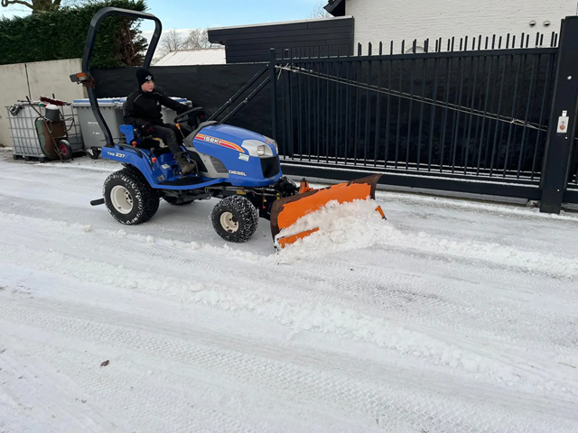 ISEKI TXG 237 con corredera frontal - Imagen 4